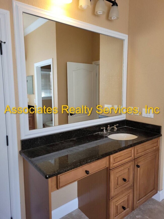 Building Photo - Modern 3BR/2BA Home with Open Concept Livi...