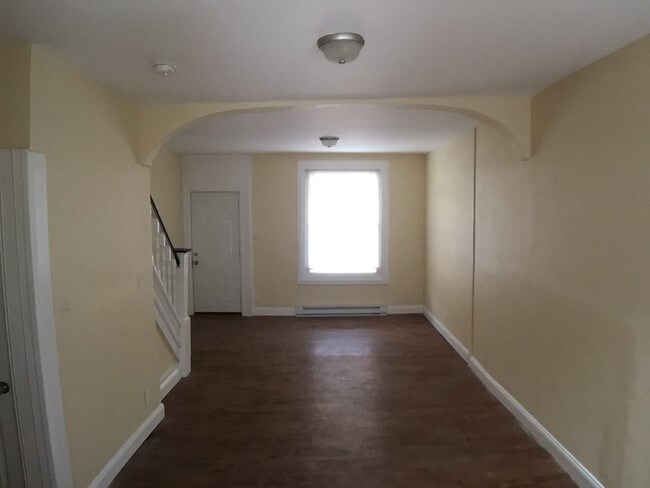 Building Photo - 2 Bedroom, 1 Bath Home