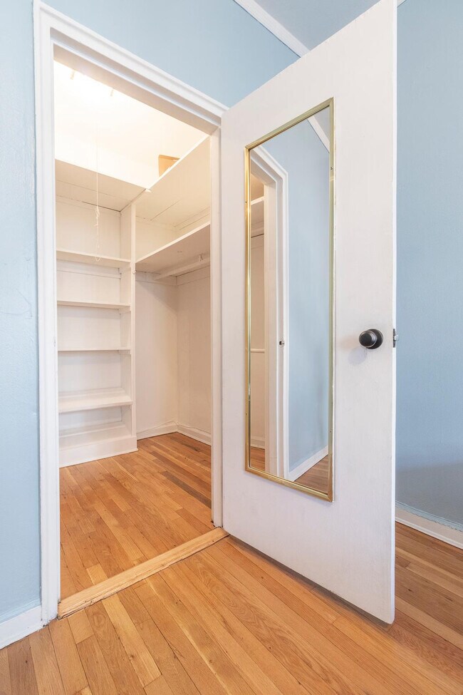 Building Photo - 340 E 80th St