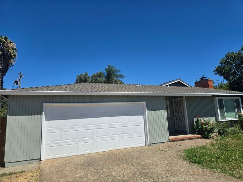 Building Photo - 9952 Vanguard Dr