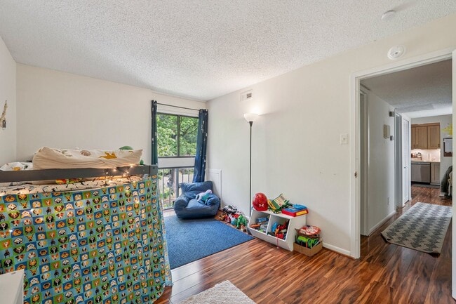 Building Photo - Top-floor condo located in the charming La...