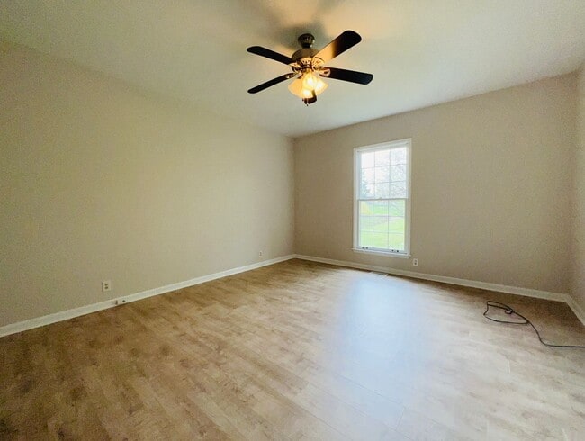 Building Photo - Newly Renovated Home on Quiet Neighborhood