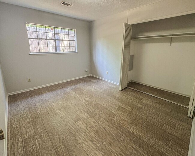 Building Photo - Comfortable 3BR/2BA Home in a Prime Location Near Forest Hills