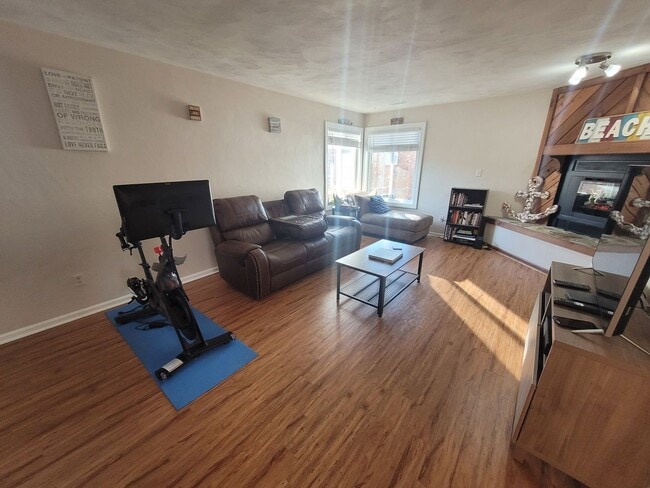 Building Photo - 2 Bedroom, 2.5 Bath Condo with with Ocean ...