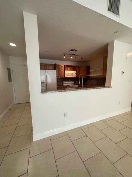 Building Photo - 1203 Town Center Dr