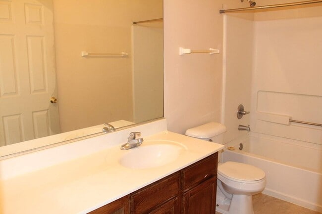 Building Photo - Beautiful 3 Bed/2.5 Bath Townhome Located in Carpentersville!