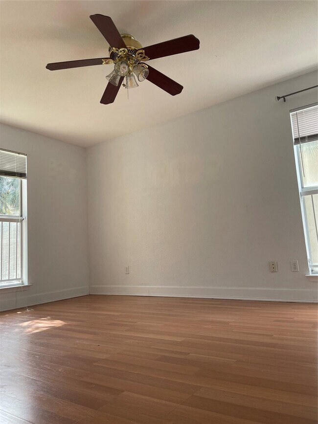 Building Photo - 799 Riverside Dr