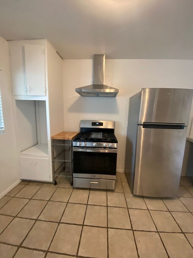 Building Photo - Cozy 2-Bedroom Apartment Just Steps from the Ocean Bluffs!