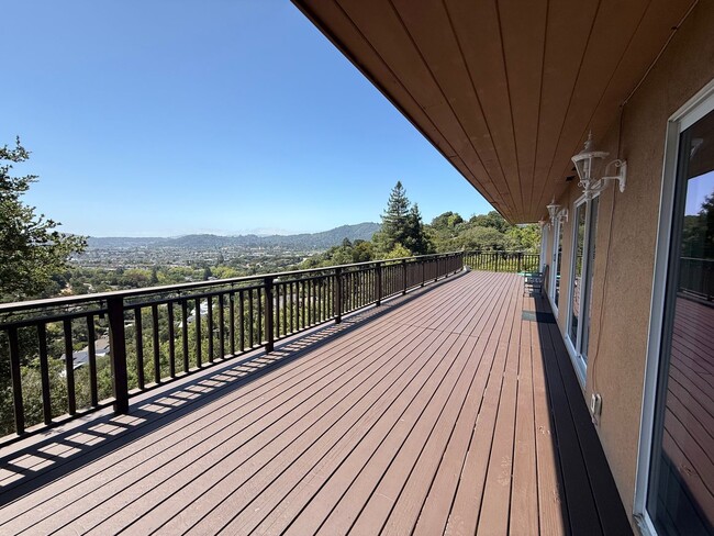 Building Photo - 4BD/3.5BA HOME - GREENBRAE HILLS - STUNNIN...