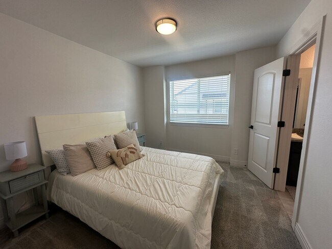 Building Photo - End unit Townhouse in Victory Ridge