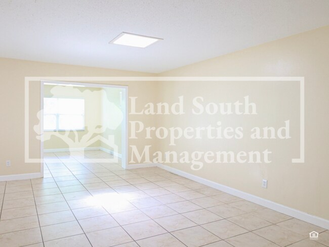 Building Photo - 631 Queens Loop N