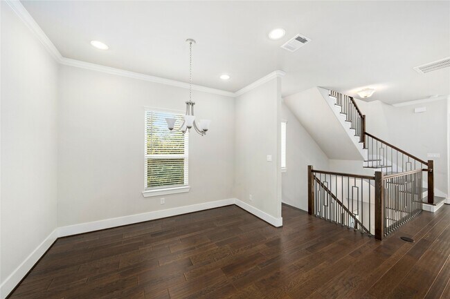 Building Photo - 420 W 28th St
