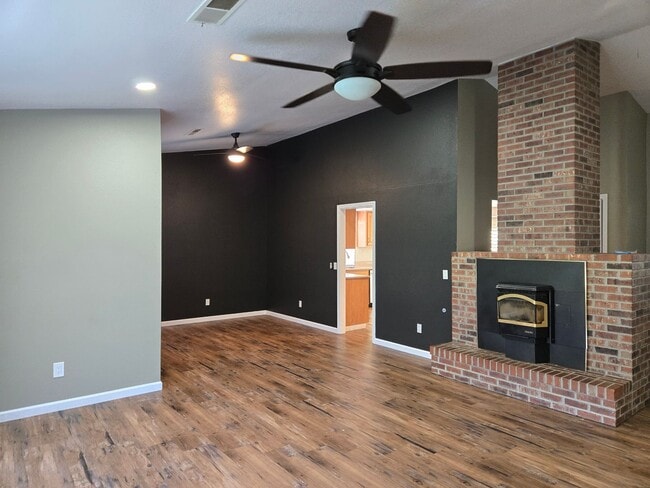 Building Photo - Charming 3BD/2BA Home in Quiet Cul-De-Sac with Solar & Included Landscaping