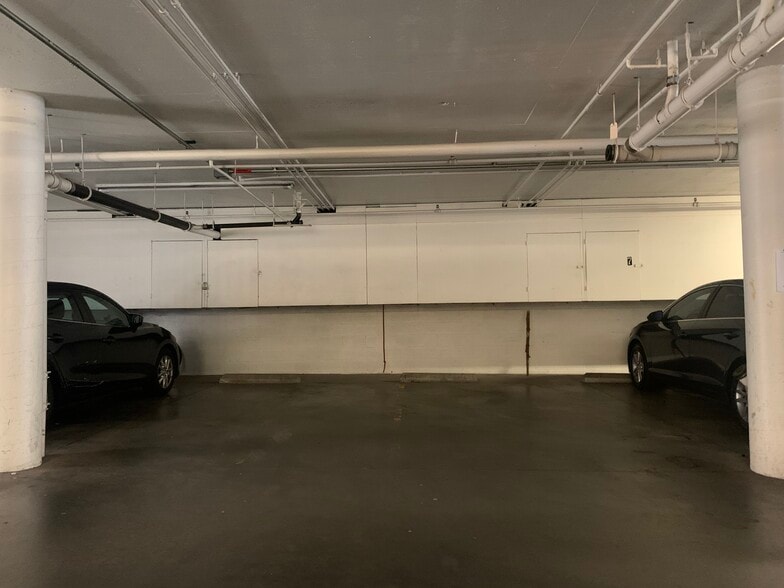 Building Photo - 2032 E Bermuda St