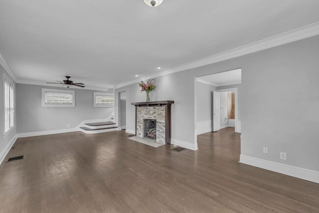 Building Photo - Gorgeous East Crestwood Home