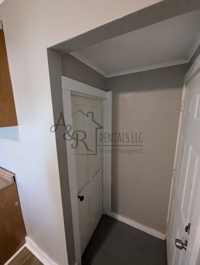 Building Photo - 908 E 8th St