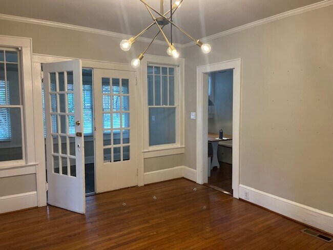 Building Photo - 3 bedroom, 2 bathroom