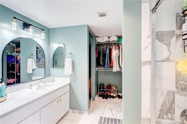 Building Photo - 233 NE Edgewater Dr