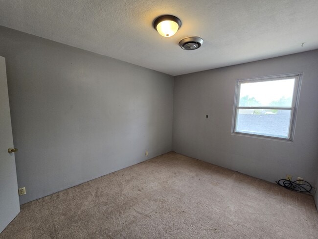 Building Photo - 4521 Rushmore Dr NE