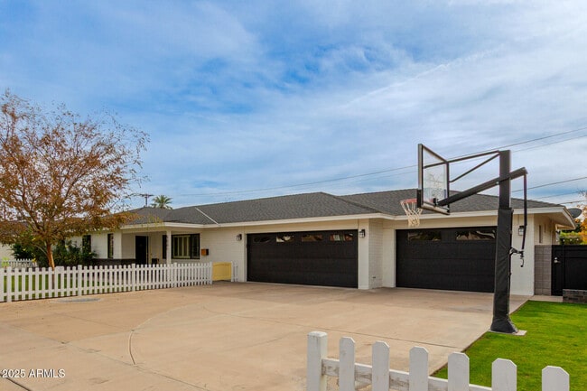 Building Photo - 5001 E Mitchell Dr