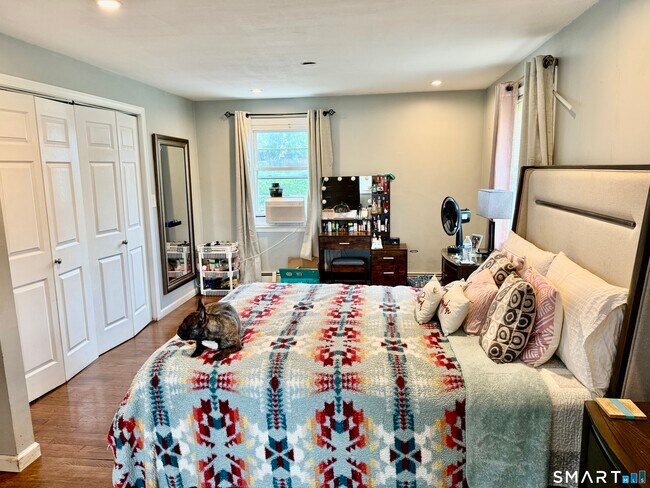 Building Photo - 15 Edwards St