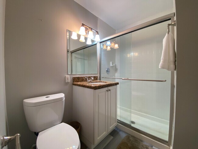 Building Photo - 711 Forest Club Dr