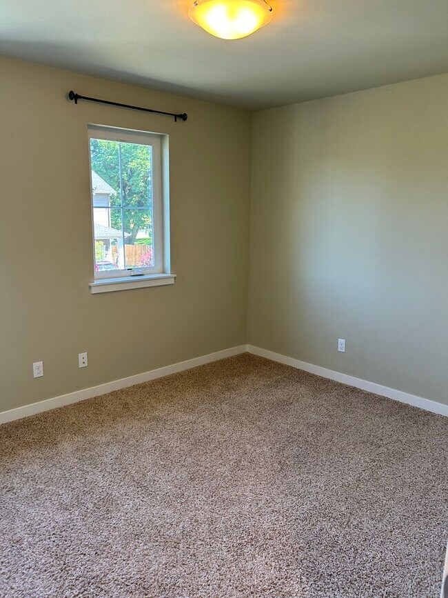 Building Photo - Newer Duvall 5 Bedroom 3 Bath Luxury Home