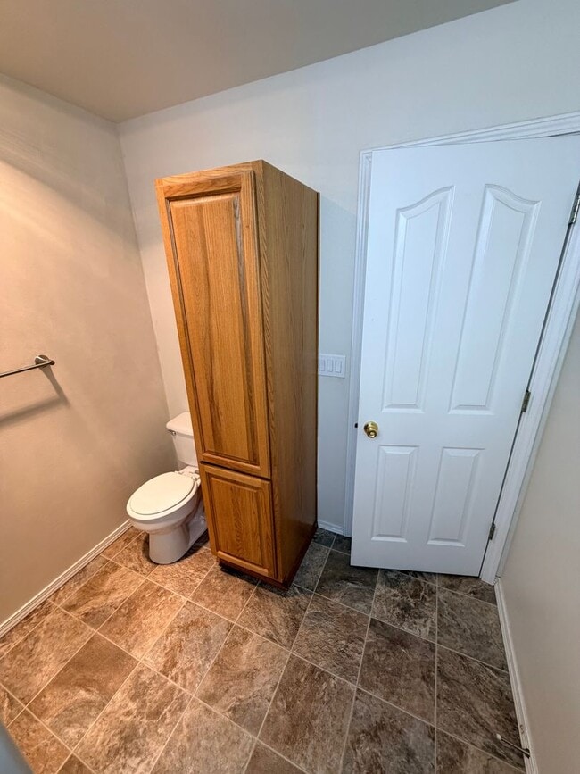 Building Photo - Large Three Bedroom Duplex in Keizer