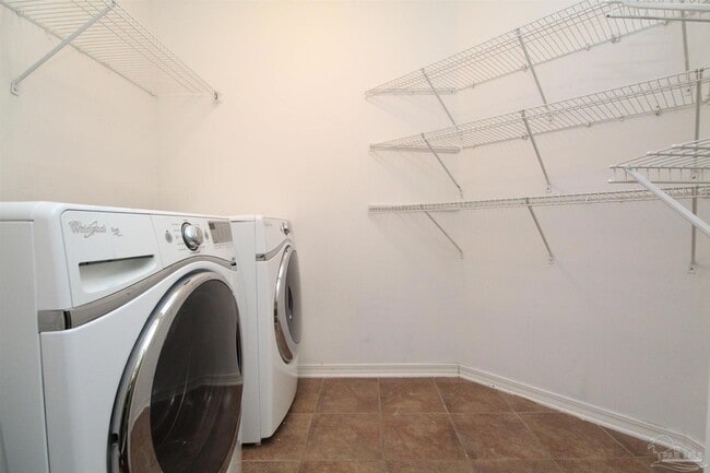 Building Photo - 6462 Sarasota St