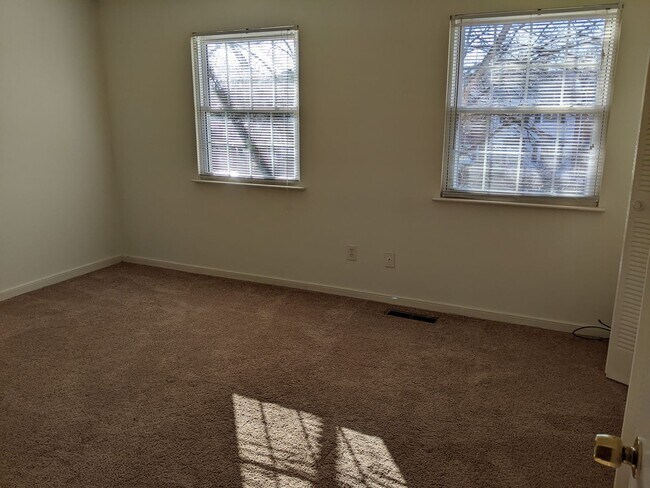 Building Photo - Small Three Bedroom, 1.5 bath Townhome wit...