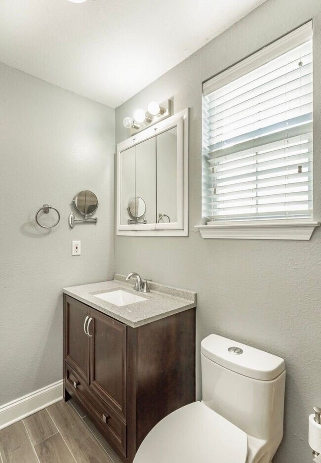 Building Photo - 815 Hamilton Ave