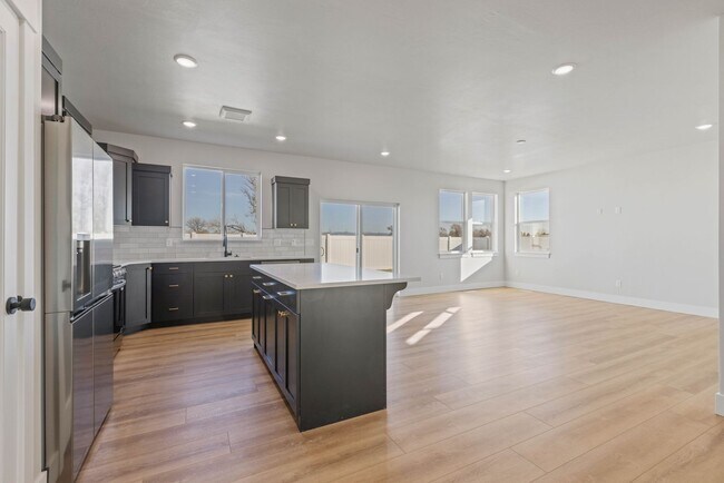 Building Photo - LEASE TAKE OVER PLEASE CALL TENANTS BRITTNEY 480-868-7733 OR Gunner Norton 480-450-0666 -FOR THIS...