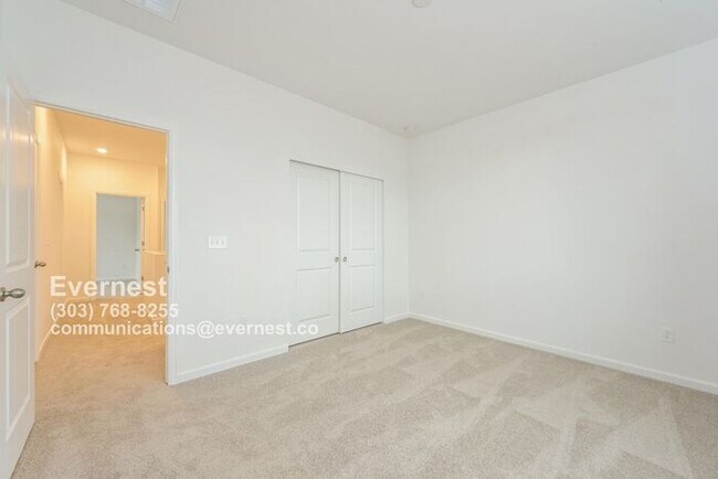 Building Photo - Spacious and Stylish Townhome with Prime L...