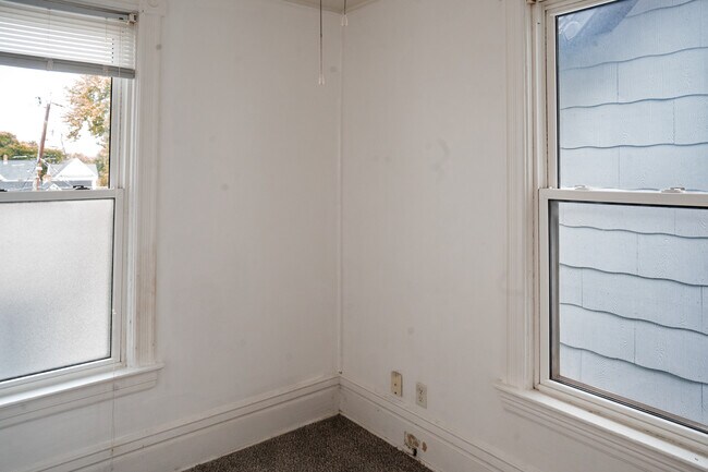 Building Photo - 556 Rose Ave E