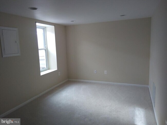 Building Photo - 2055 Pilgrim Dr