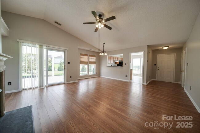 Building Photo - 120 Lantana Dr