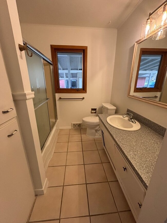 Building Photo - 5 BED | 3 BATH | CARPORT | WEST RAPID