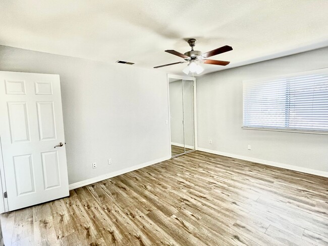 Building Photo - Charming 2 Bedroom 1.5 Bathroom Townhome w...