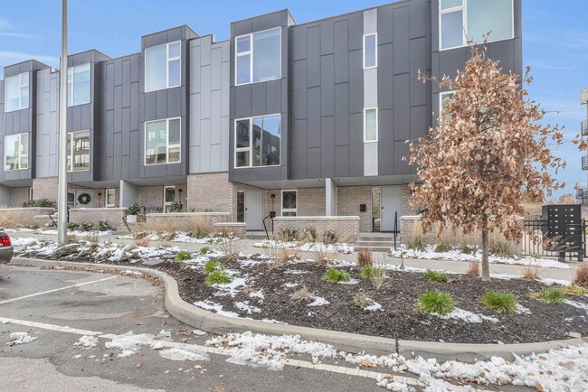 Building Photo - Fantastic Union Hill Townhome!