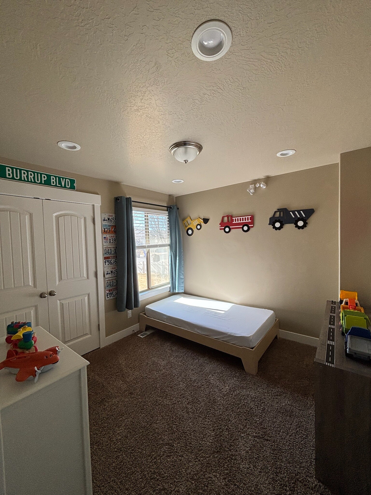 Main floor bedroom with closet - 2439 E Ox Yoke Dr