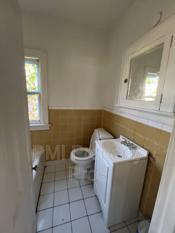 Building Photo - 4572 W Fond du Lac Ave