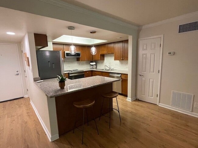 Building Photo - 1 Bedroom 1 Bathroom Downtown Unit with Pa...