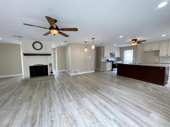Building Photo - 710 Andover Dr