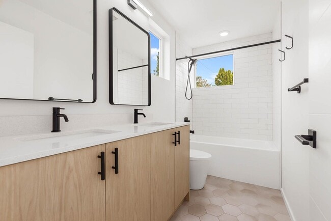Building Photo - Modern Standalone Townhome with Private Rooftop Deck