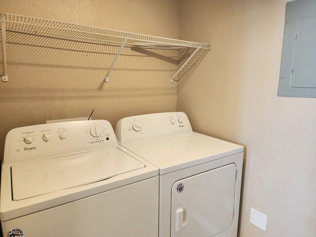 Building Photo - 412 W University Dr