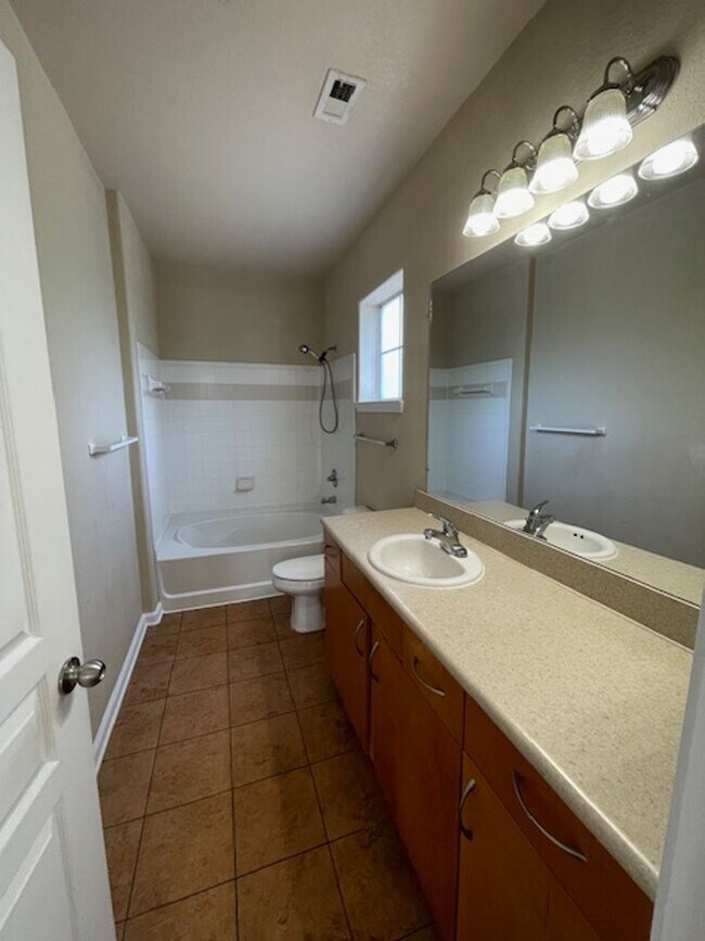 Building Photo - Gardens of Bridgehampton - 2 Bed - 2 bath ...