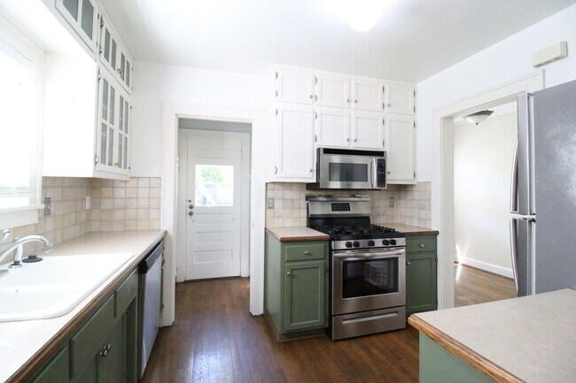 Building Photo - December FREE On This 3 Bedroom 1.5 Bath Home Just Minutes From Brookside