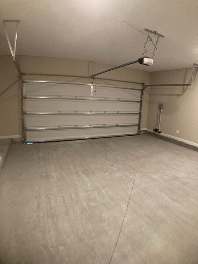 Building Photo - Comfortable 3 Bedroom Home With Great Outd...