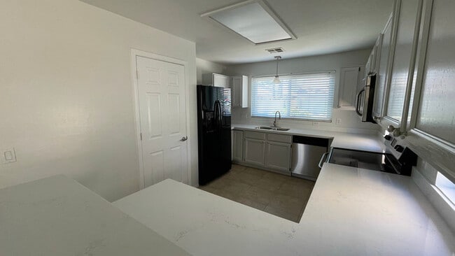 Building Photo - 814 W Iris Dr