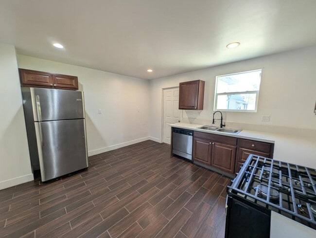 Building Photo - 421 Pine St